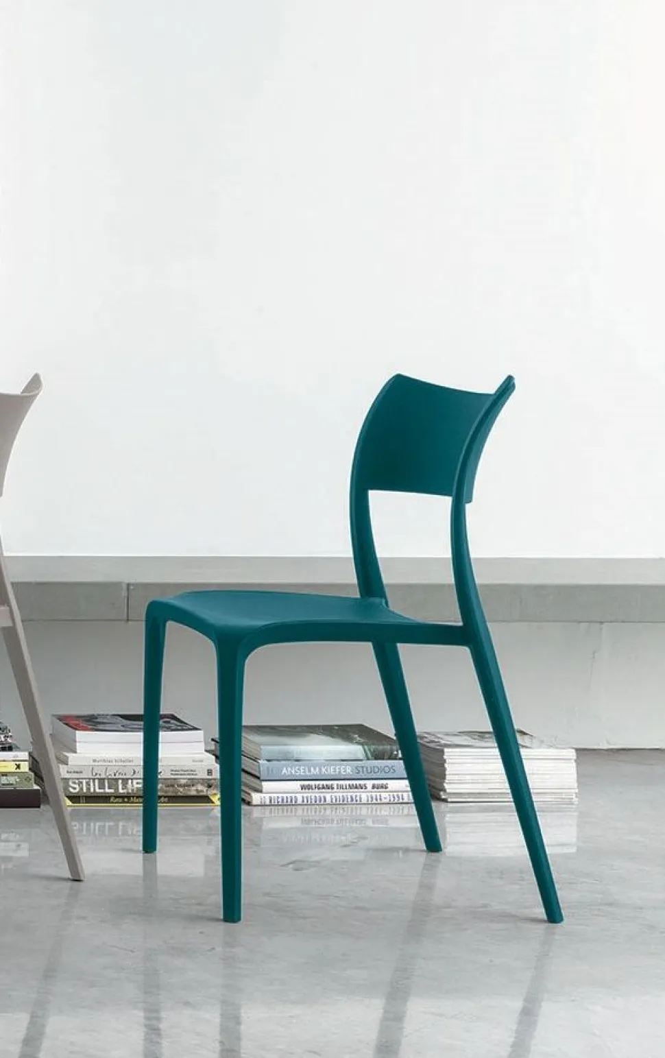 Sedia impilabile in polipropilene Cordoba disponibile in 8 colori
