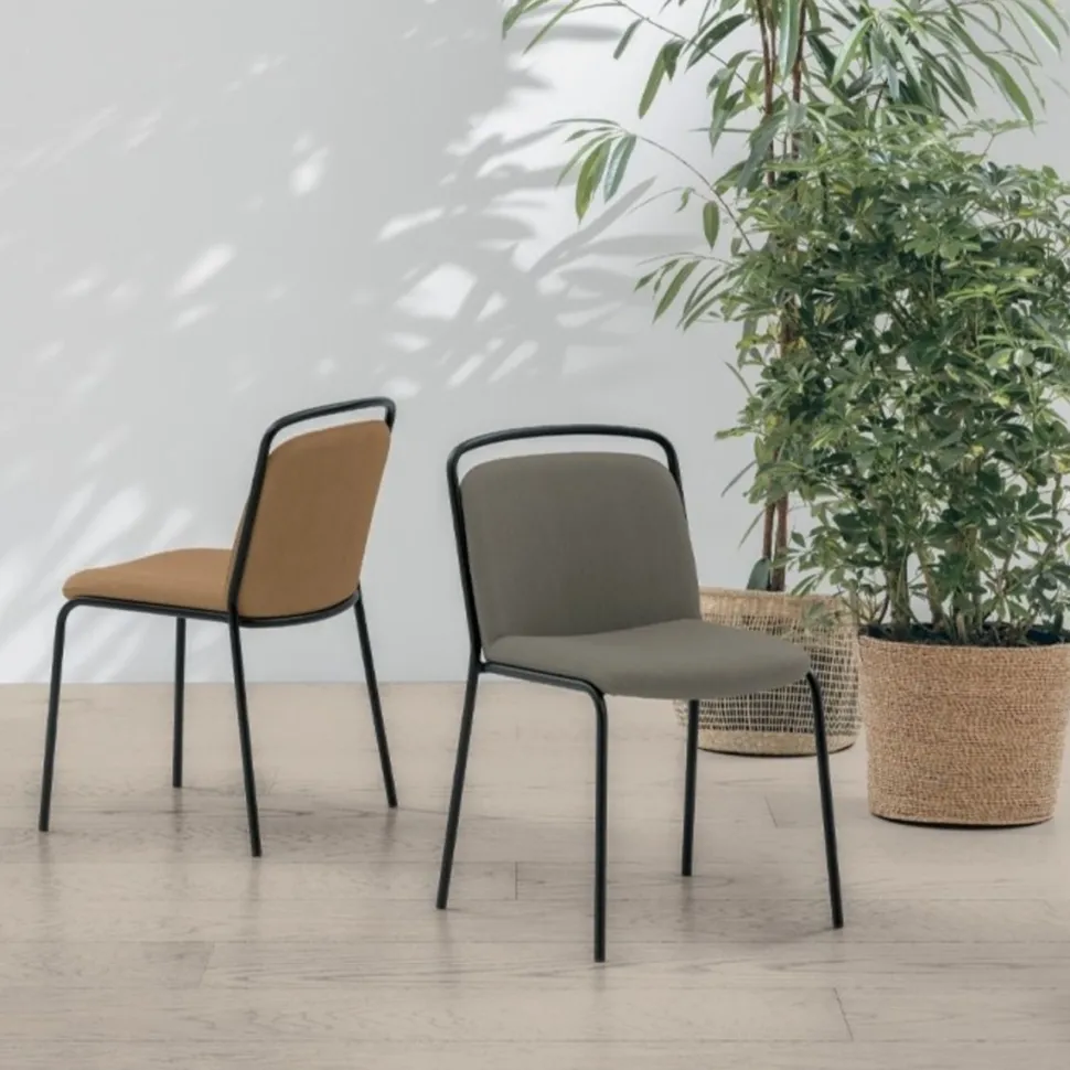 Sedia moderna imbottita e rivestita in tessuto Yoko disponibile in 6 colori