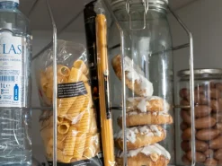Separatori in metallo per armadi e pensili della cucina