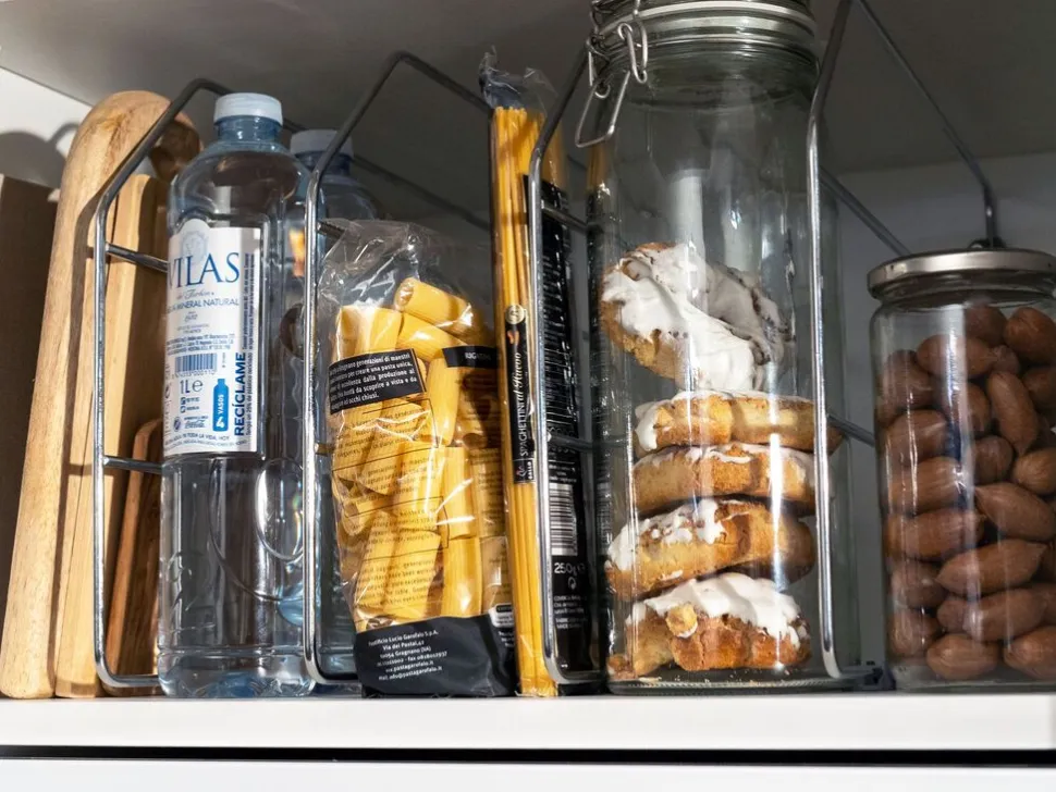 Separatori in metallo per armadi e pensili della cucina