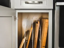 Separatori in metallo per armadi e pensili della cucina