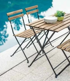 Set Bistrò da Esterno 4 posti Tavolo Rettangolare e 4 Sedie Pieghevoli in Ferro Nero e Acacia FSC