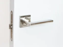 Set di maniglie per porte interne Perth con rosetta 50x50 in Alluminio e Zama