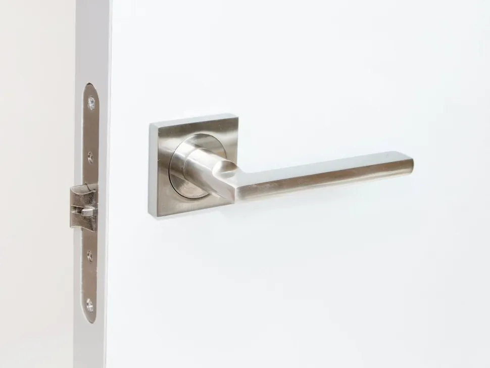 Set di maniglie per porte interne Perth con rosetta 50x50 in Alluminio e Zama
