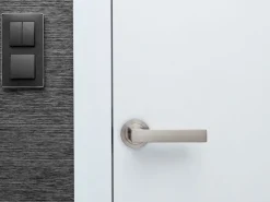 Set di maniglie per porte interne Mackay con rosetta da D.50 mm in Alluminio disponibile in 2 colori