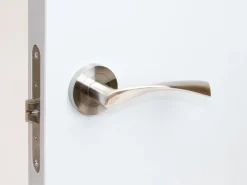 Set di maniglie per porte interne Twist con rosetta D.50mm in Alluminio colore Nichelado satinato