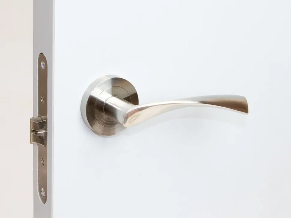 Set di maniglie per porte interne Twist con rosetta D.50mm in Alluminio colore Nichelado satinato
