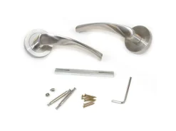 Set di maniglie per porte interne Twist con rosetta D.50mm in Alluminio colore Nichelado satinato