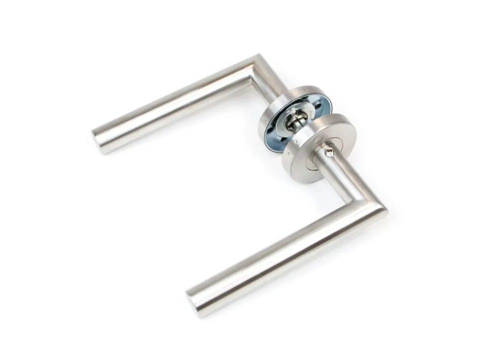 Set di maniglie per porte interne con rosetta D.53mm Modello L dritto in Acciaio inossidabile colore Nichelato satinato