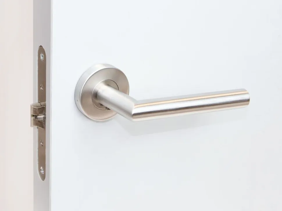 Set di maniglie per porte interne con rosetta D.53mm Modello L dritto in Acciaio inossidabile colore Nichelato satinato
