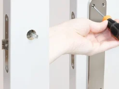 Set di maniglie per porte interne Sydney con piastre 43x250 mm in Alluminio e Zama