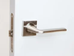 Set di maniglie per porte interne Sydney con rosetta 50x50 in Alluminio e Zama