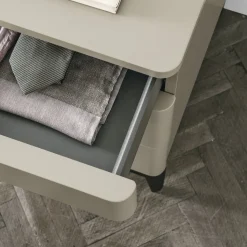 Settimino a 5 cassetti con piedini Chiara disponibile in vari colori