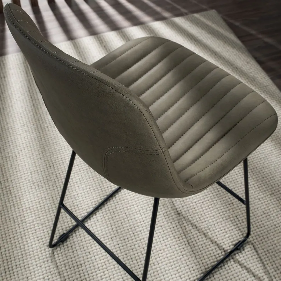 Sgabello Cinquecento con gambe a slitta in Ecopelle effetto Nabuk