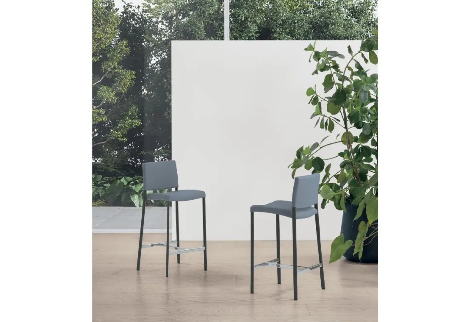 Sgabello fisso con seduta imbottita e rivestita in tessuto Zara disponibile in 6 colori