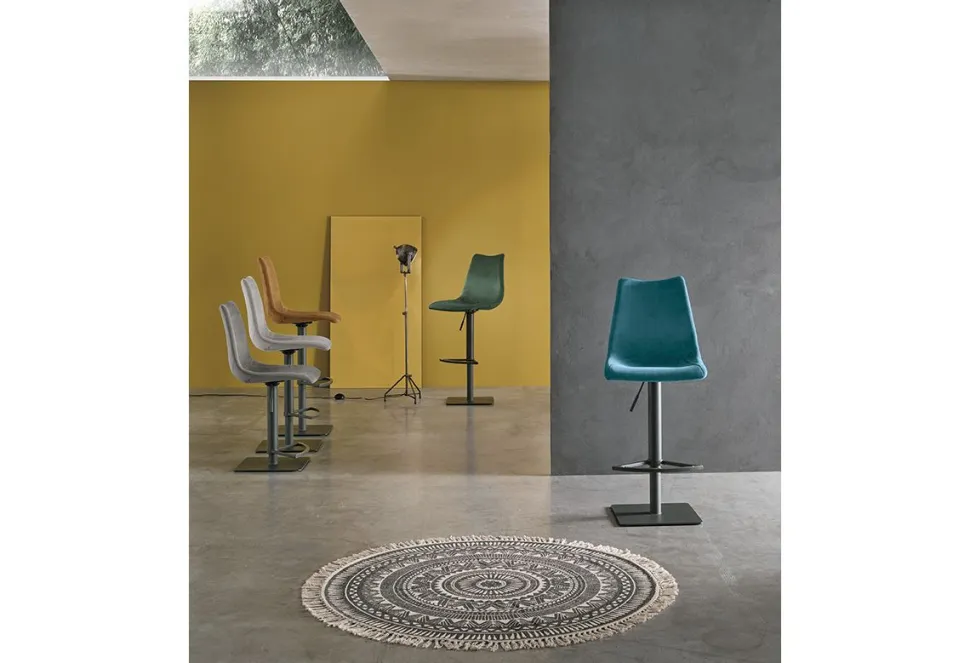 Sgabello regolabile con seduta imbottita e rivestita Maiorca disponibile in vari colori