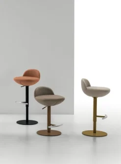Sgabello regolabile in altezza con seduta rivestita in tessuto Vovo disponibile in 6 colori