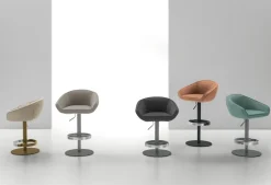 Sgabello regolabile in altezza con seduta rivestita in tessuto effetto pelle Fluf disponibile in 6 colori