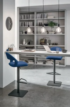 Sgabello regolabile in altezza fino a livello sedia Denver disponibile in vari colori