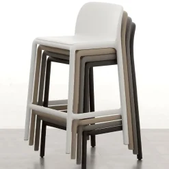 Sgabello River in Resina rinforzata con fiberglass disponibile in 6 colori