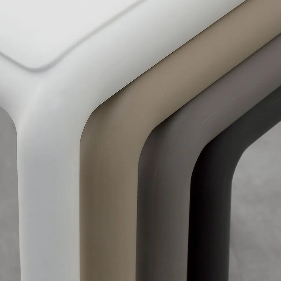 Sgabello River in Resina rinforzata con fiberglass disponibile in 6 colori