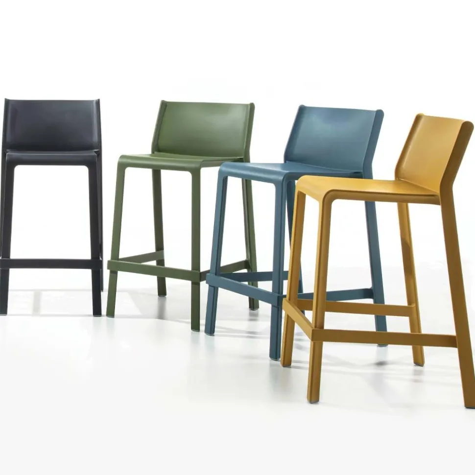 Sgabello Zerocinquantuno in Polipropilene disponibile in 8 colori