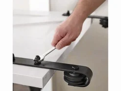 Sistema Bram per ante scorrevoli sospese in legno con chiusura soft