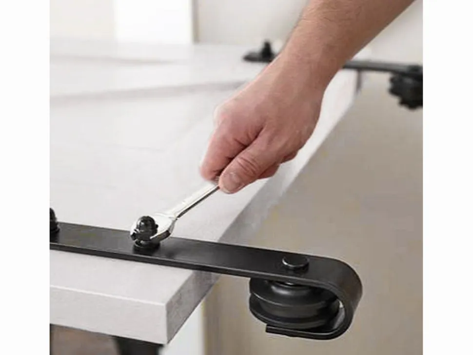 Sistema Bram per ante scorrevoli sospese in legno con chiusura soft