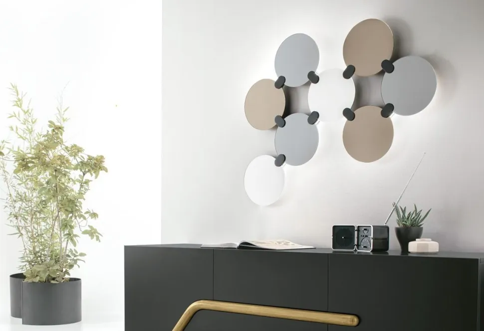 Specchiera decorativa composta da otto specchi di diverse finiture con LED integrato Atomo