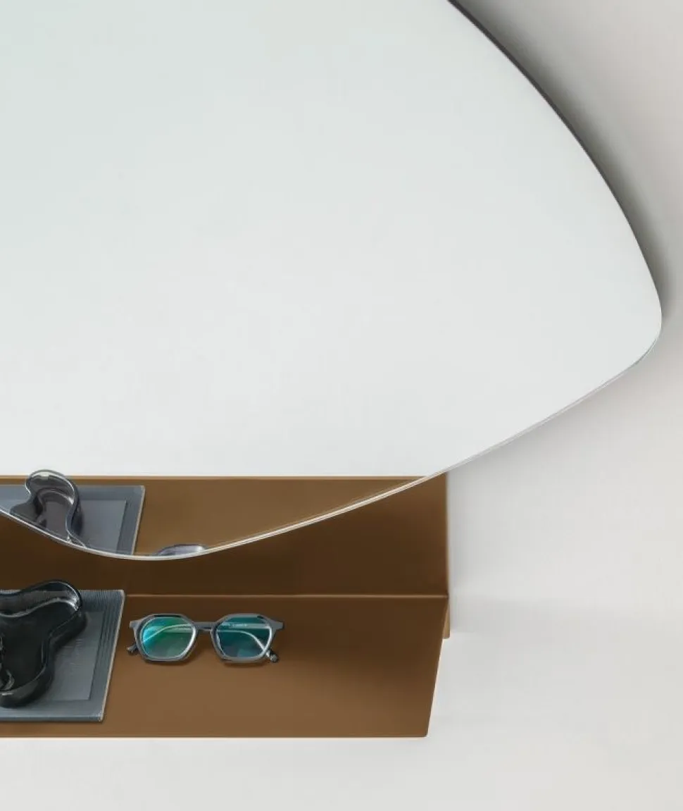 Specchiera sagomata con ripiano in metallo verniciato Double Trouble