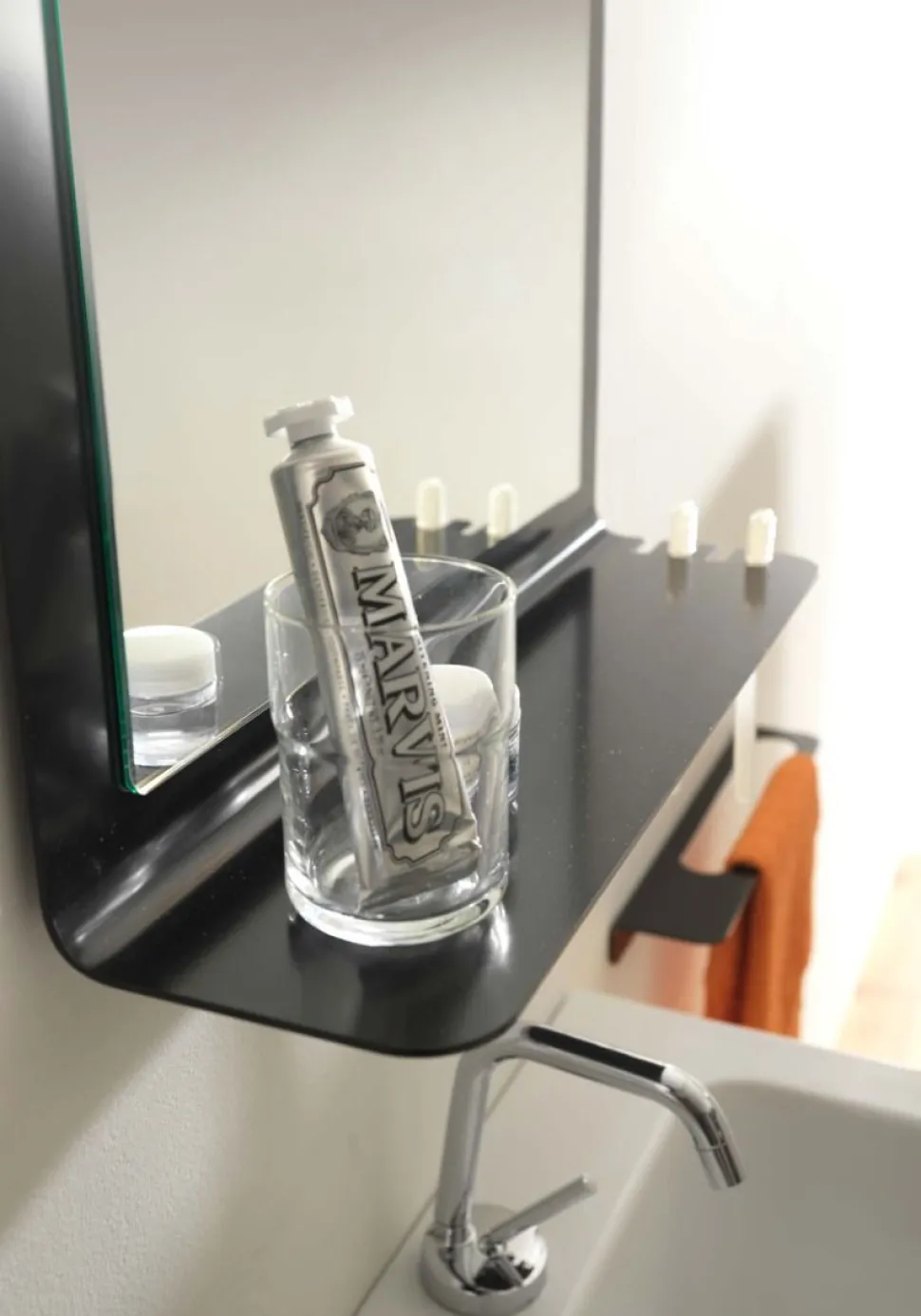 Specchio Alluminium con mensola integrata disponibile in vari colori