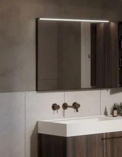 Specchio con cornice e mensola integrata in alluminio disponibile in 3 misure e 3 colori