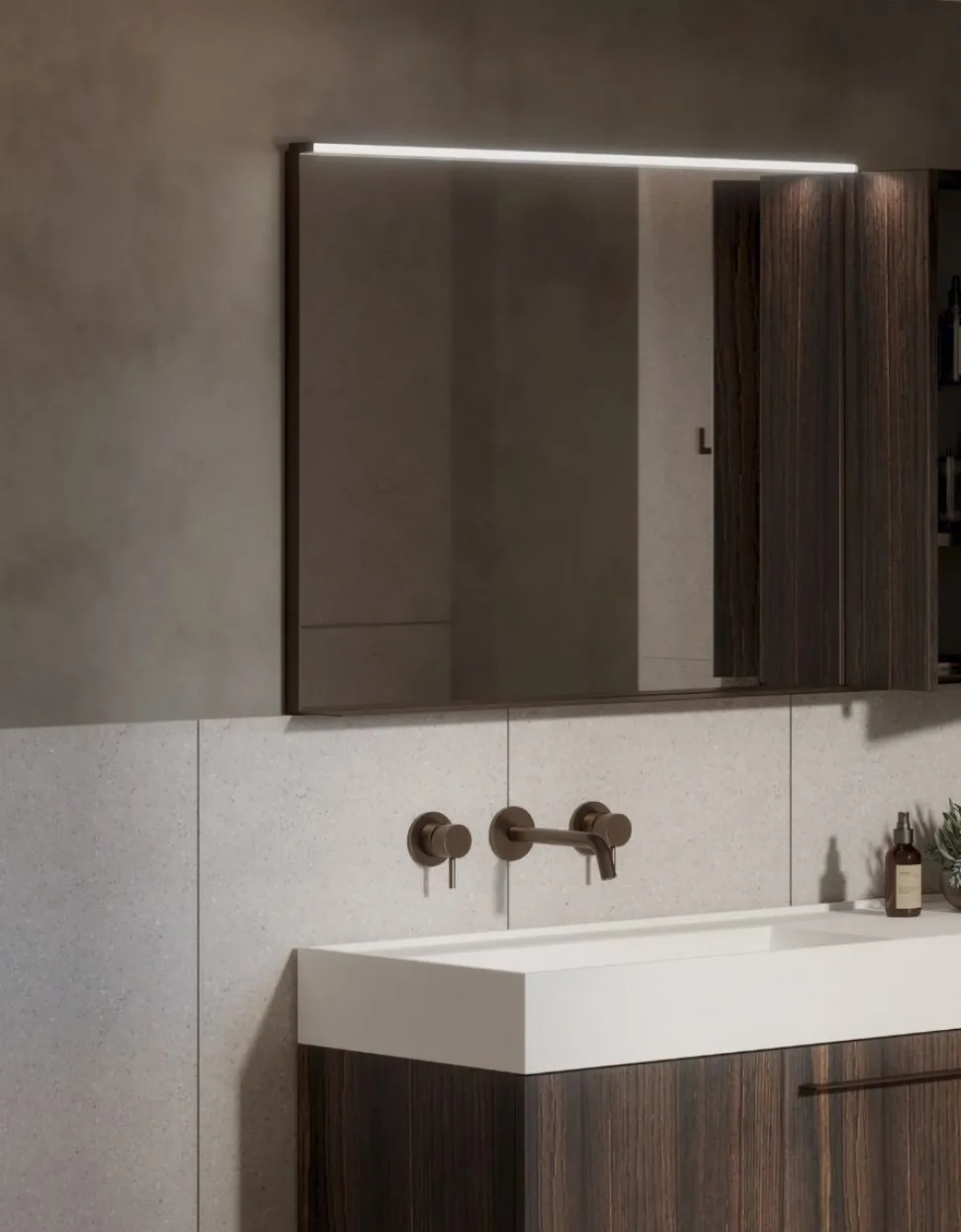 Specchio con cornice e mensola integrata in alluminio disponibile in 3 misure e 3 colori