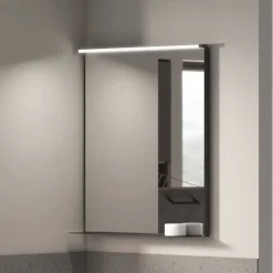 Specchio con cornice e mensola integrata in alluminio disponibile in 3 misure e 3 colori