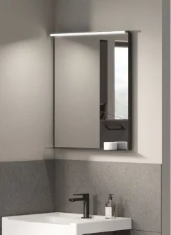 Specchio con cornice e mensola integrata in alluminio disponibile in 3 misure e 3 colori