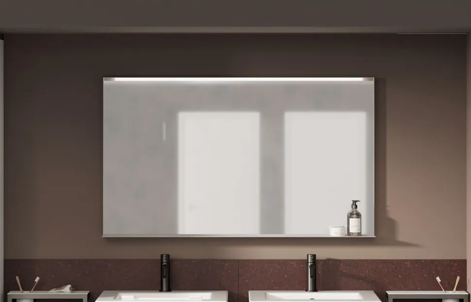 Specchio con cornice e mensola integrata in alluminio disponibile in 3 misure e 3 colori