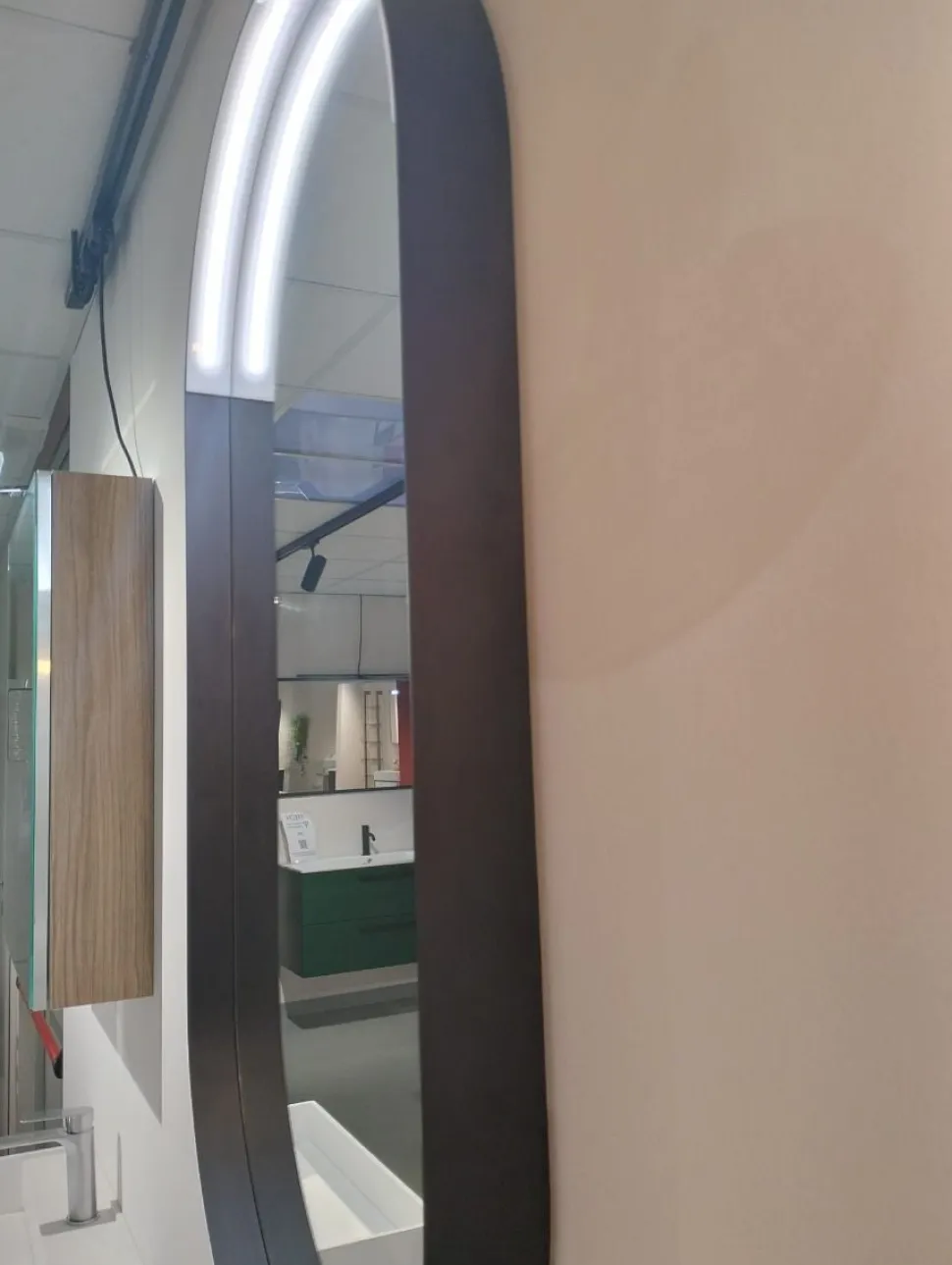Specchio ovale con luce LED integrata e cornice in metallo nera