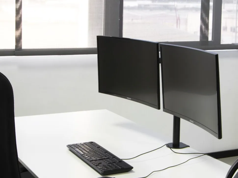 Supporto da tavolo per monitor inclinabile e girevole a 360° singolo o doppio