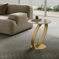 Tavolino angolare da salotto con struttura ad anello in metallo Ring disponibile in vari colori