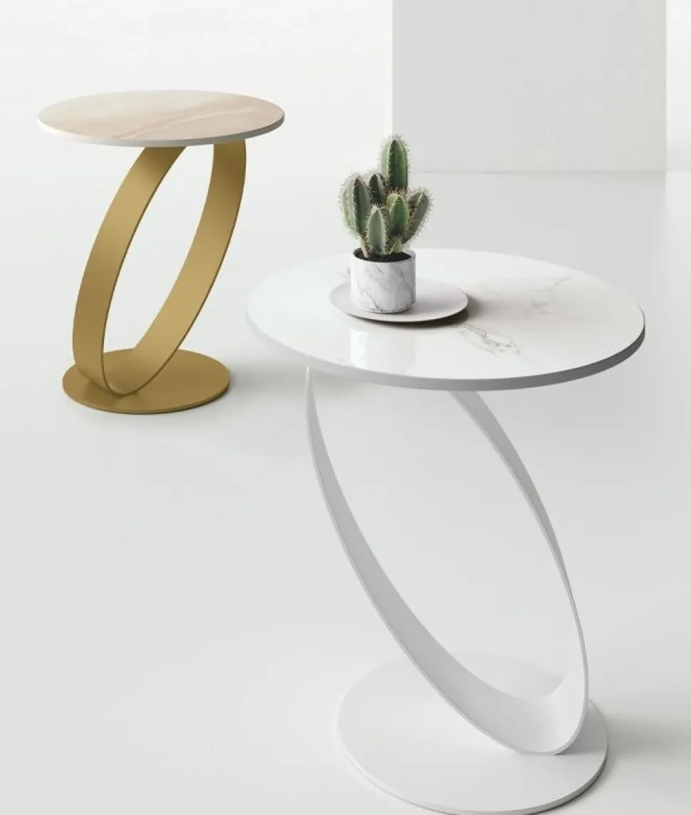 Tavolino angolare da salotto con struttura ad anello in metallo Ring disponibile in vari colori