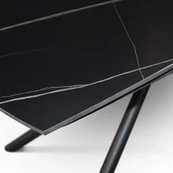 Tavolo Allungabile con base Metallo arrotondata e piano Ceramica Nero Opaco in 2 misure