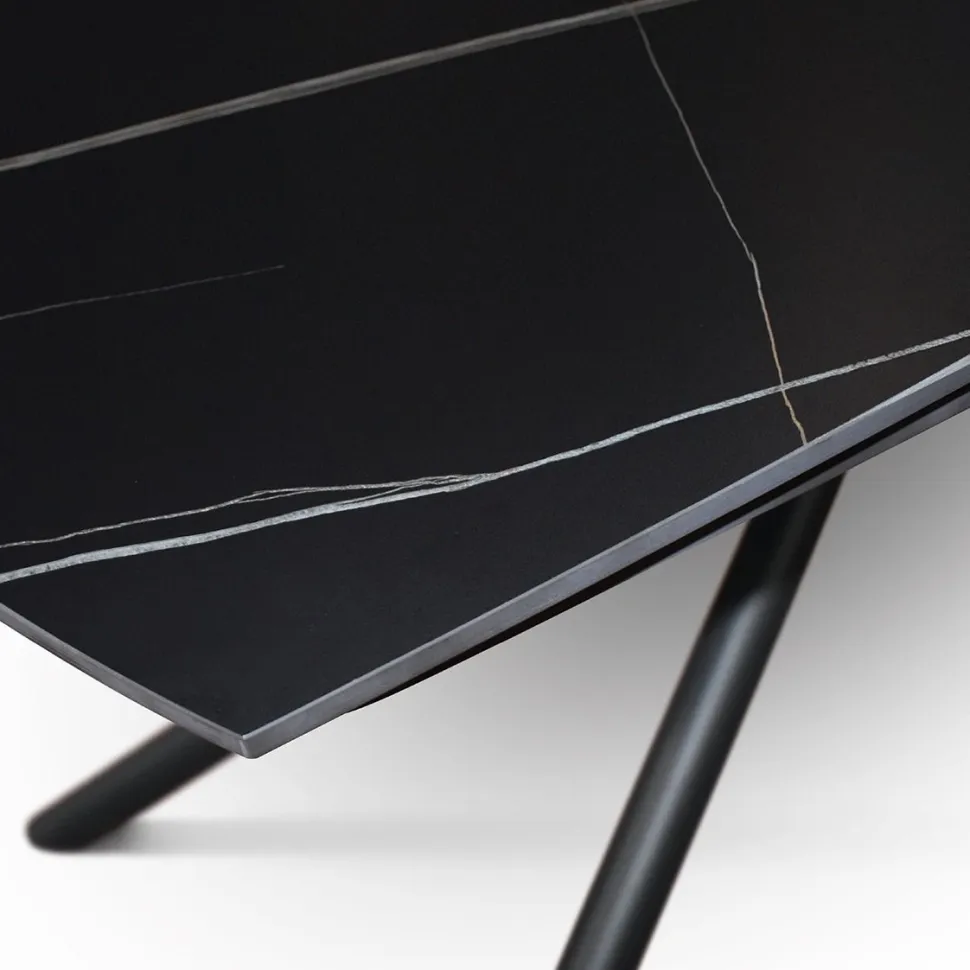 Tavolo Allungabile con base Metallo arrotondata e piano Ceramica Nero Opaco in 2 misure