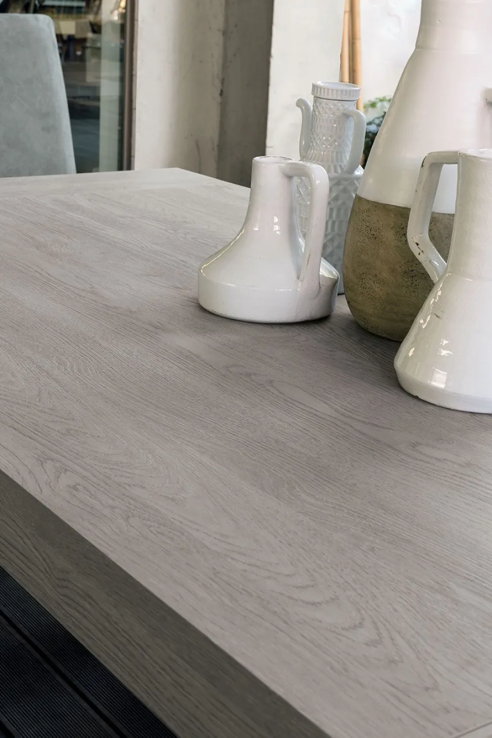 Tavolo allungabile con gambe in metallo e piano rettangolare in laminato effetto legno Grecale