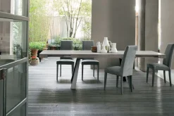 Tavolo allungabile con gambe in metallo e piano rettangolare in laminato effetto legno Grecale
