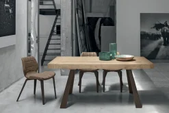 Tavolo allungabile con gambe in metallo e piano rettangolare in laminato effetto legno Grecale