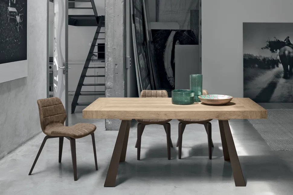 Tavolo allungabile con gambe in metallo e piano rettangolare in laminato effetto legno Grecale