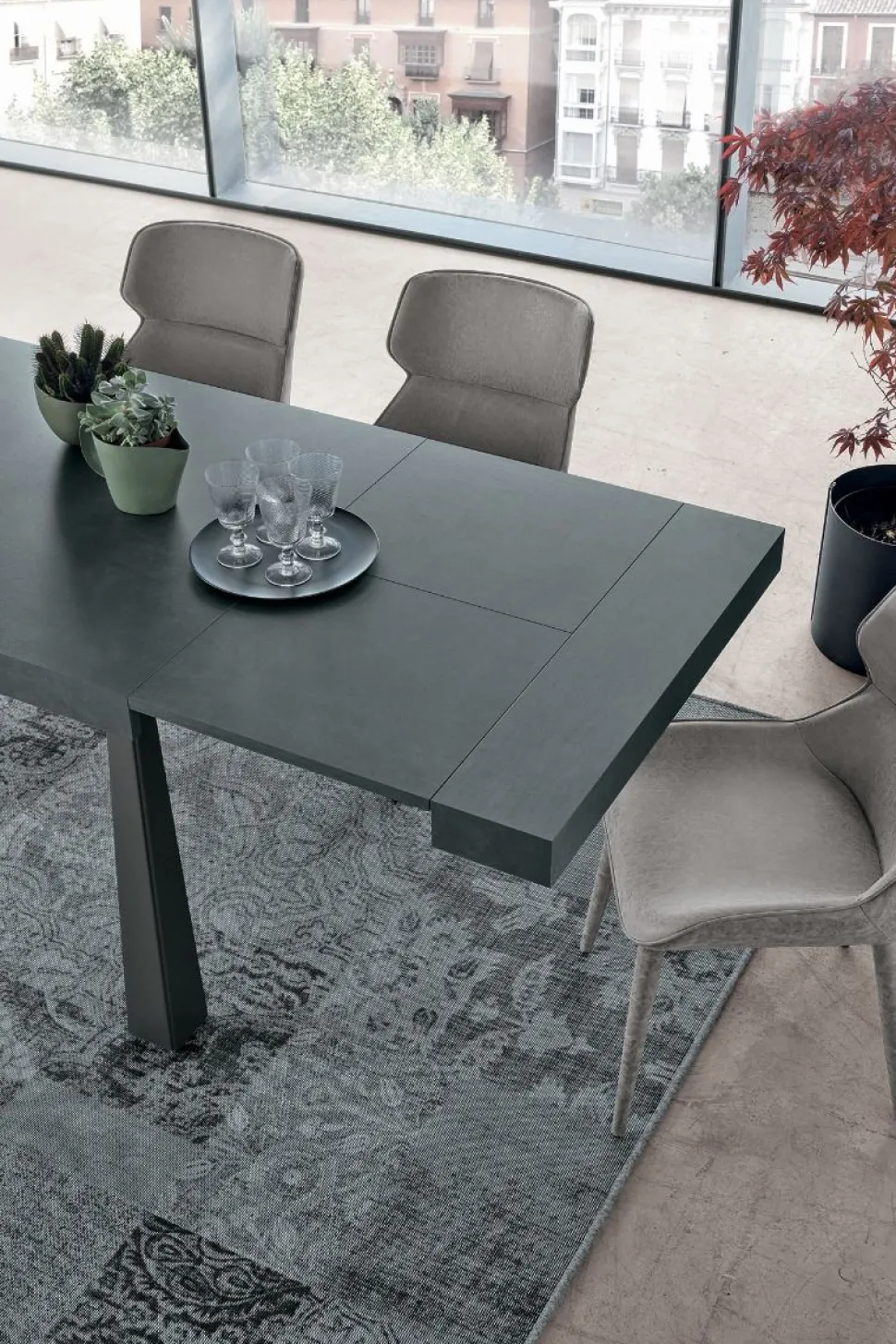Tavolo allungabile con gambe in metallo e piano rettangolare in laminato effetto legno Grecale