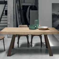 Tavolo allungabile con gambe in metallo e piano rettangolare in laminato effetto legno Grecale