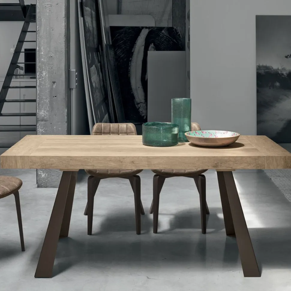Tavolo allungabile con gambe in metallo e piano rettangolare in laminato effetto legno Grecale