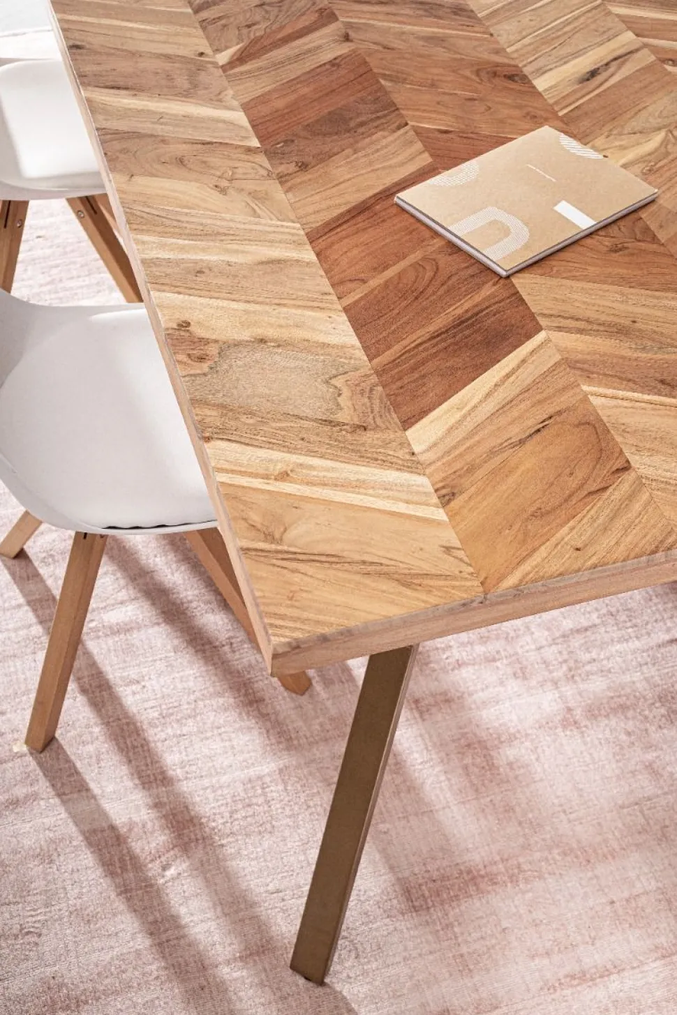 Tavolo fisso in legno massello Raida disponibile in 2 misure